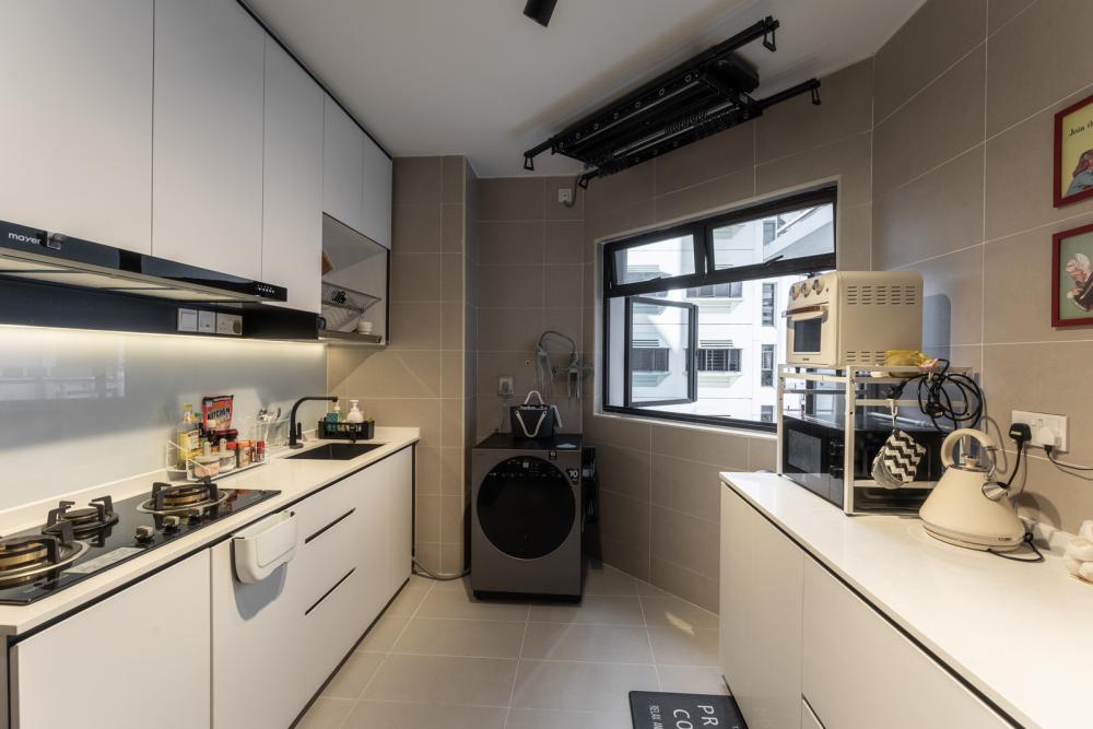 Contemporary Kitchen with Homogeneous Tiles and Open Kitchen
