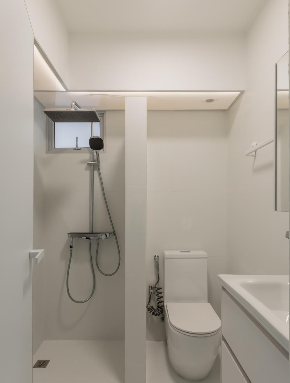 Minimalist Bathroom with Countertop and Homogeneous Tiles