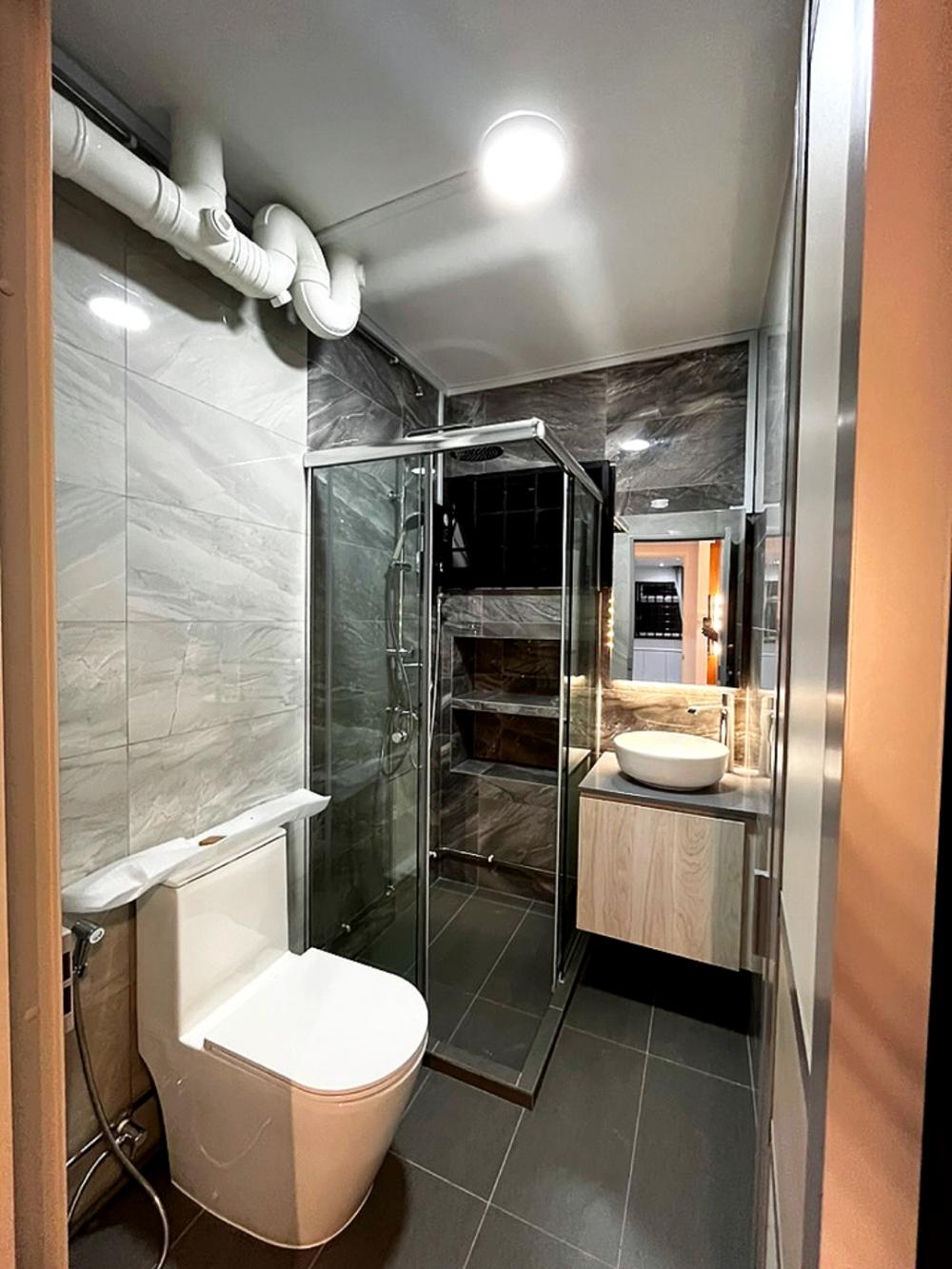 Modern Bathroom with Homogeneous Tiles and Shower Screen
