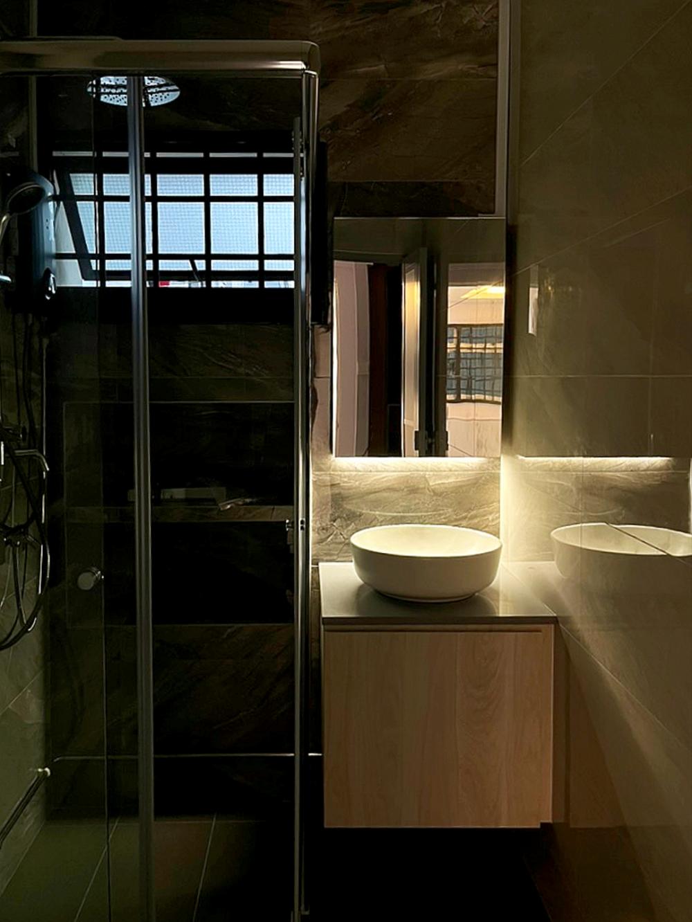 Modern Bathroom with Countertop and Mirror