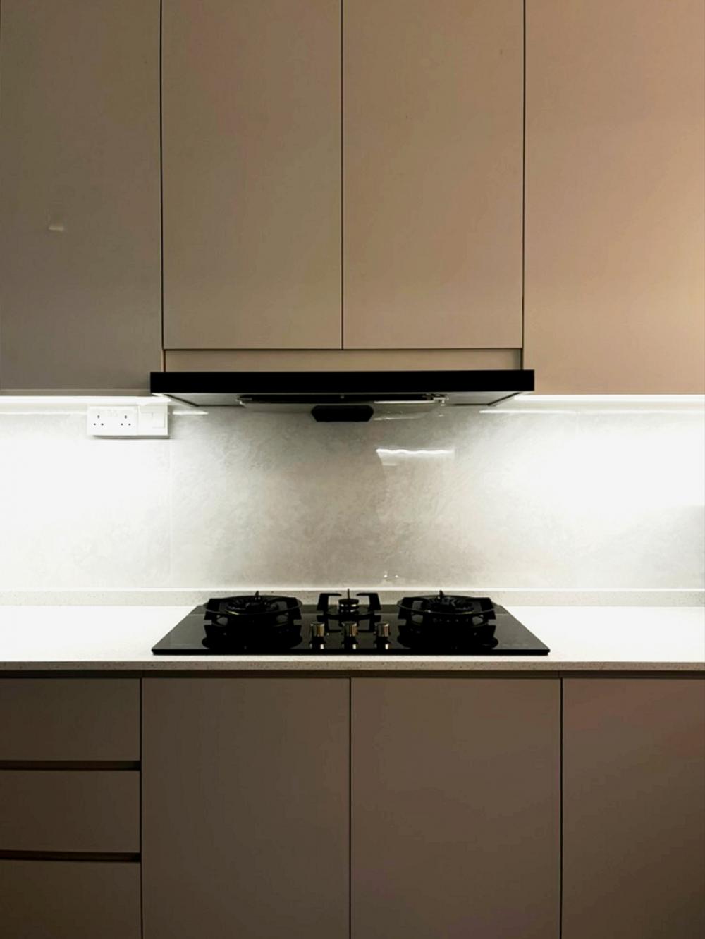 Modern Kitchen with Homogeneous Tiles and Open Kitchen