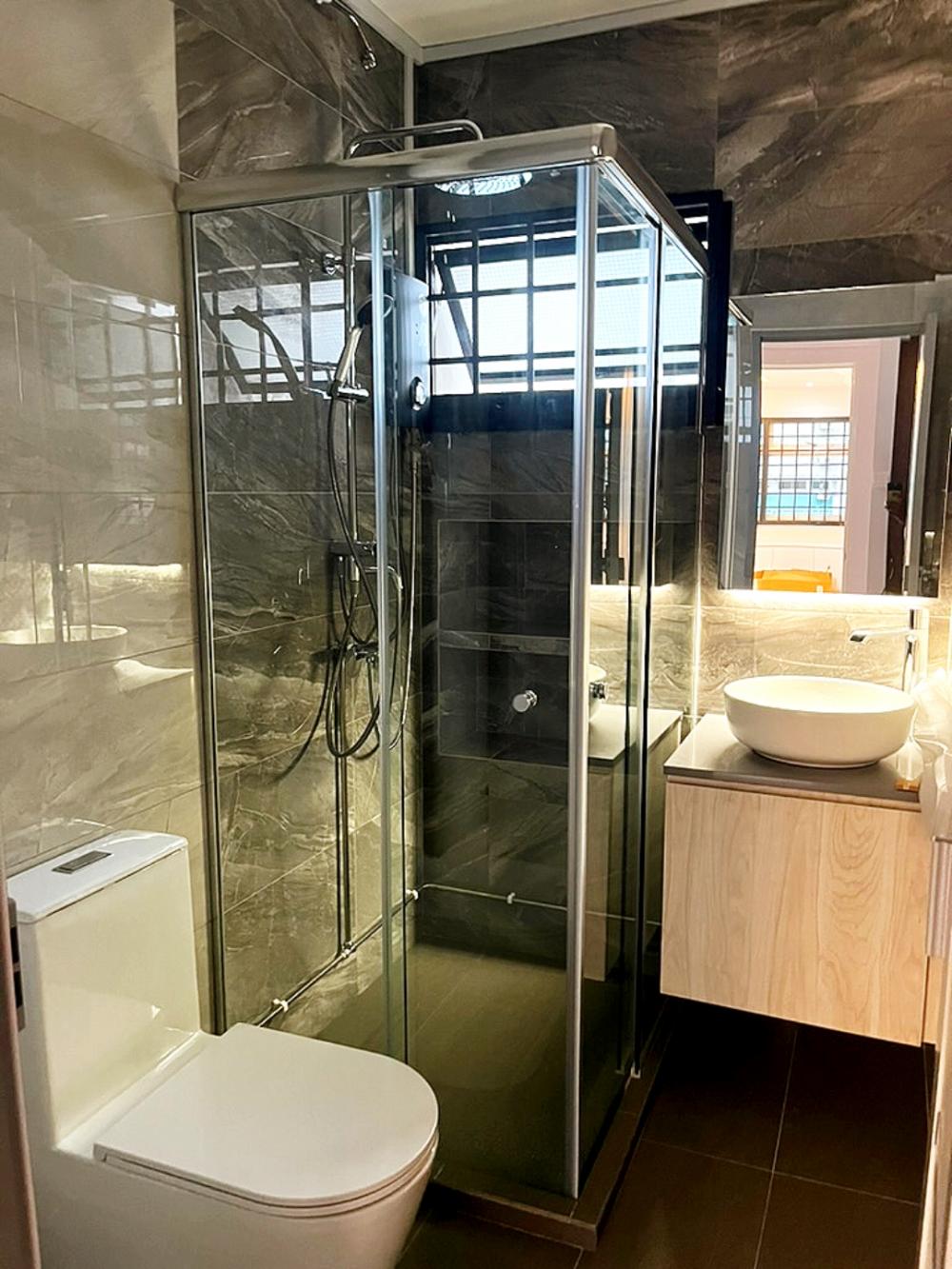 Modern Bathroom with Homogeneous Tiles and Mirror
