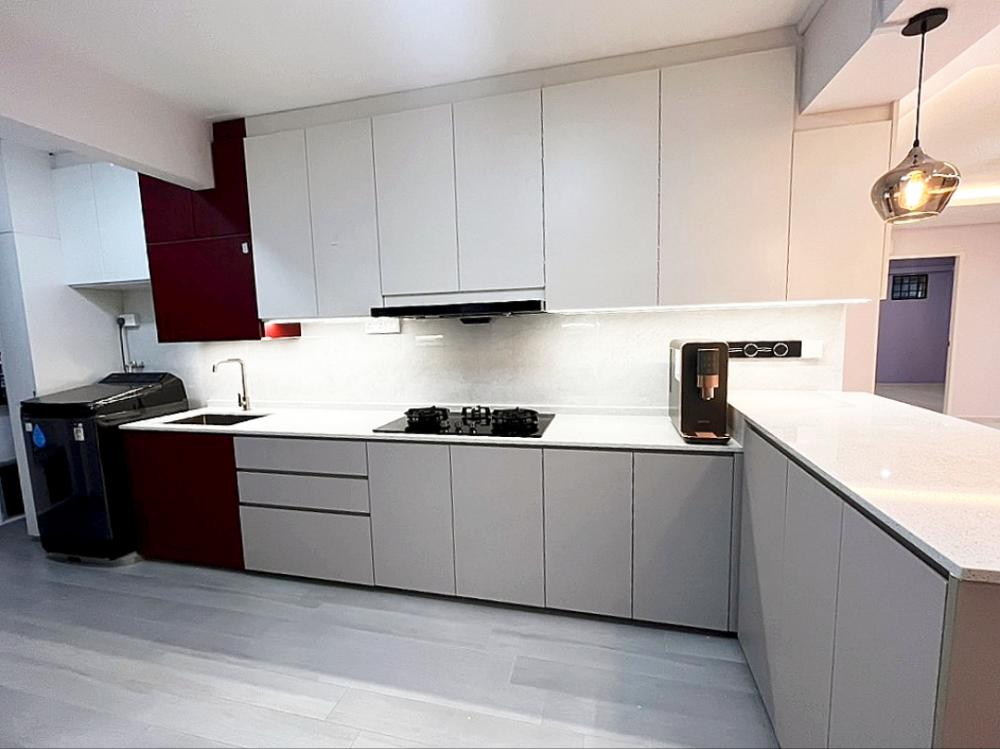 Modern Kitchen with Countertop and Homogeneous Tiles