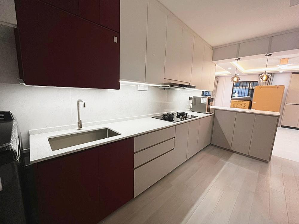 Modern Kitchen with Countertop and Homogeneous Tiles