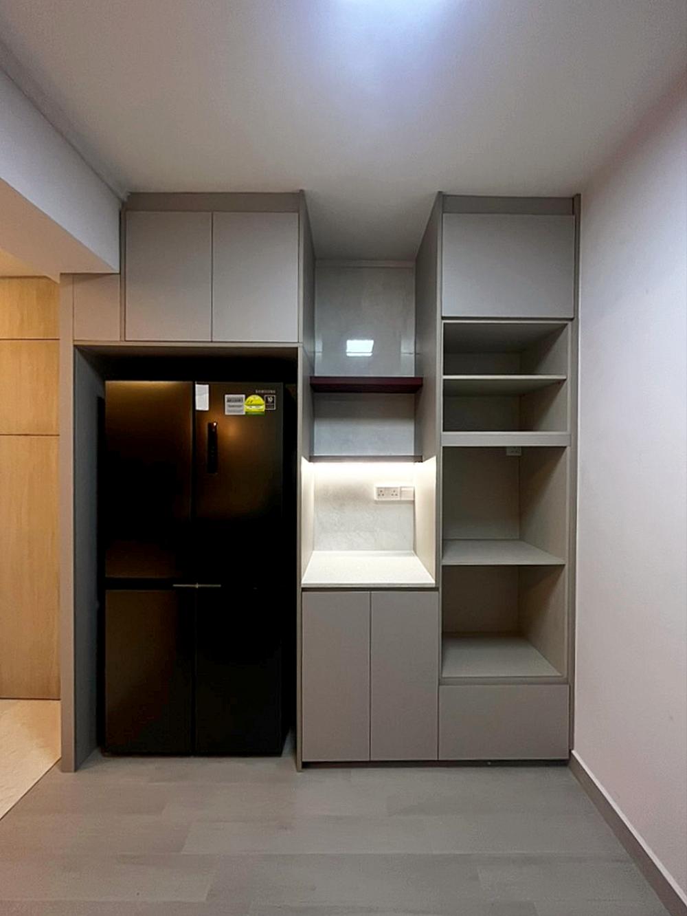 Modern Kitchen with Homogeneous Tiles and Open Kitchen
