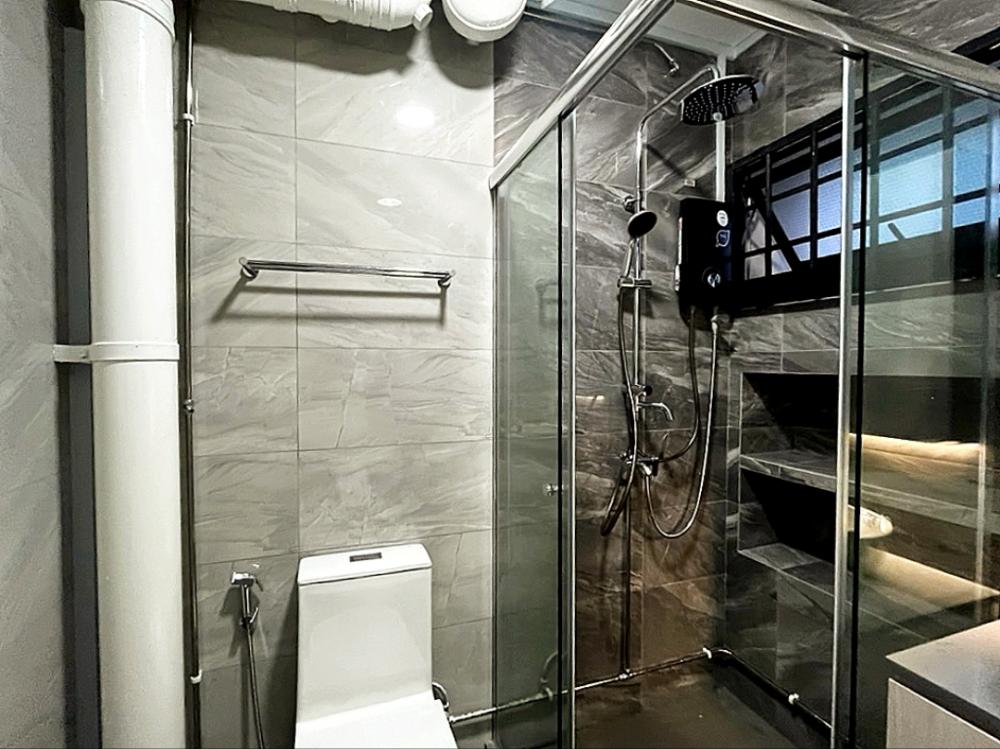 Modern Bathroom with Homogeneous Tiles and Shower Screen