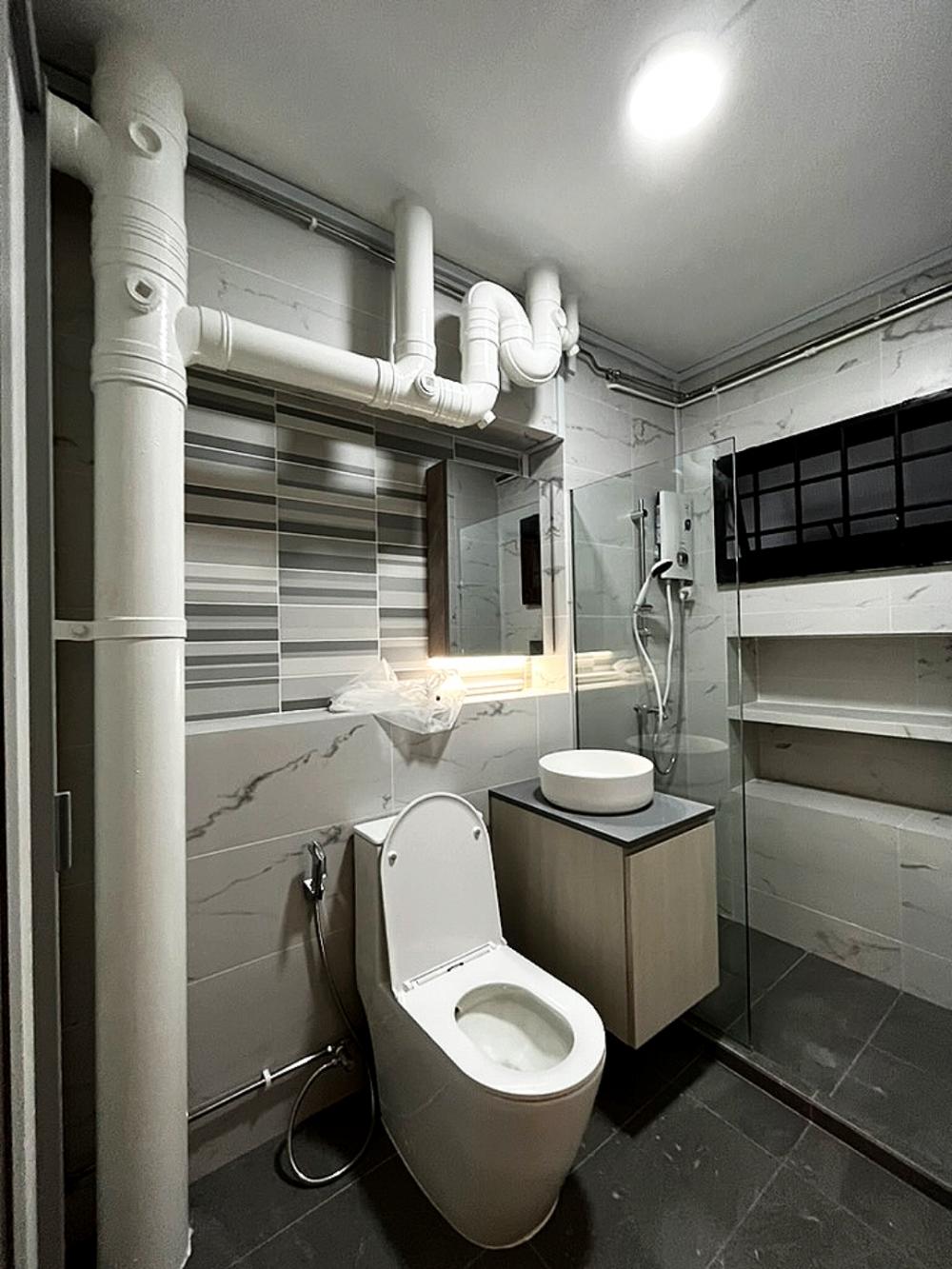 Modern Bathroom with Countertop and Homogeneous Tiles