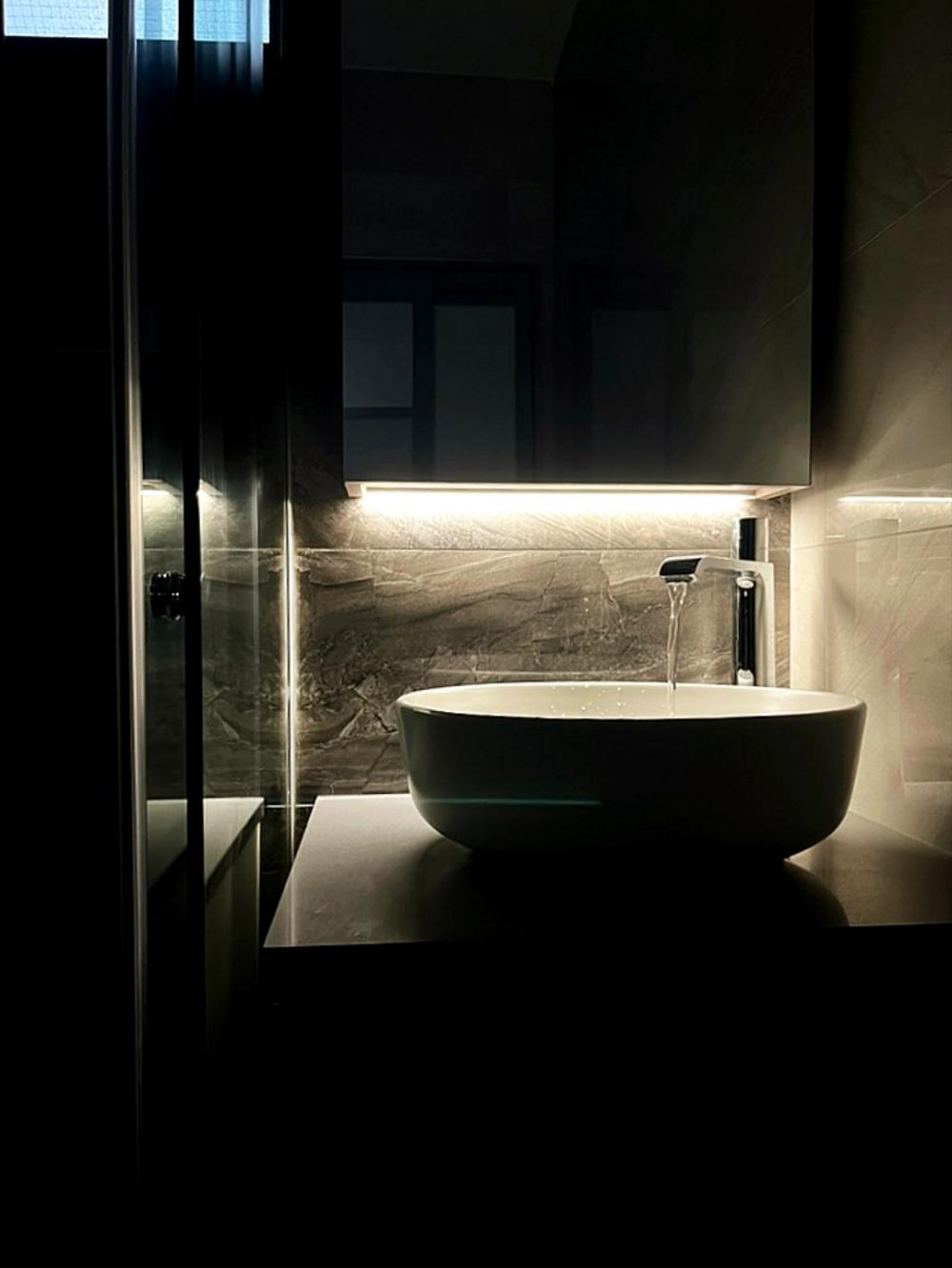 Modern Bathroom with Countertop and Mirror