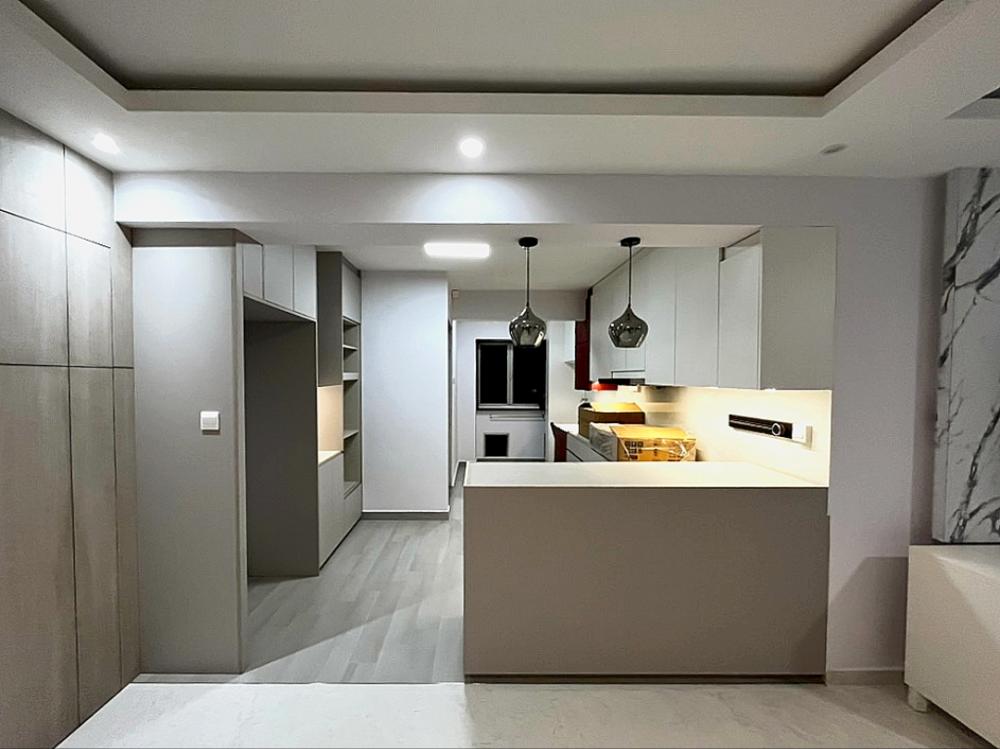 Modern Kitchen with Countertop and Homogeneous Tiles