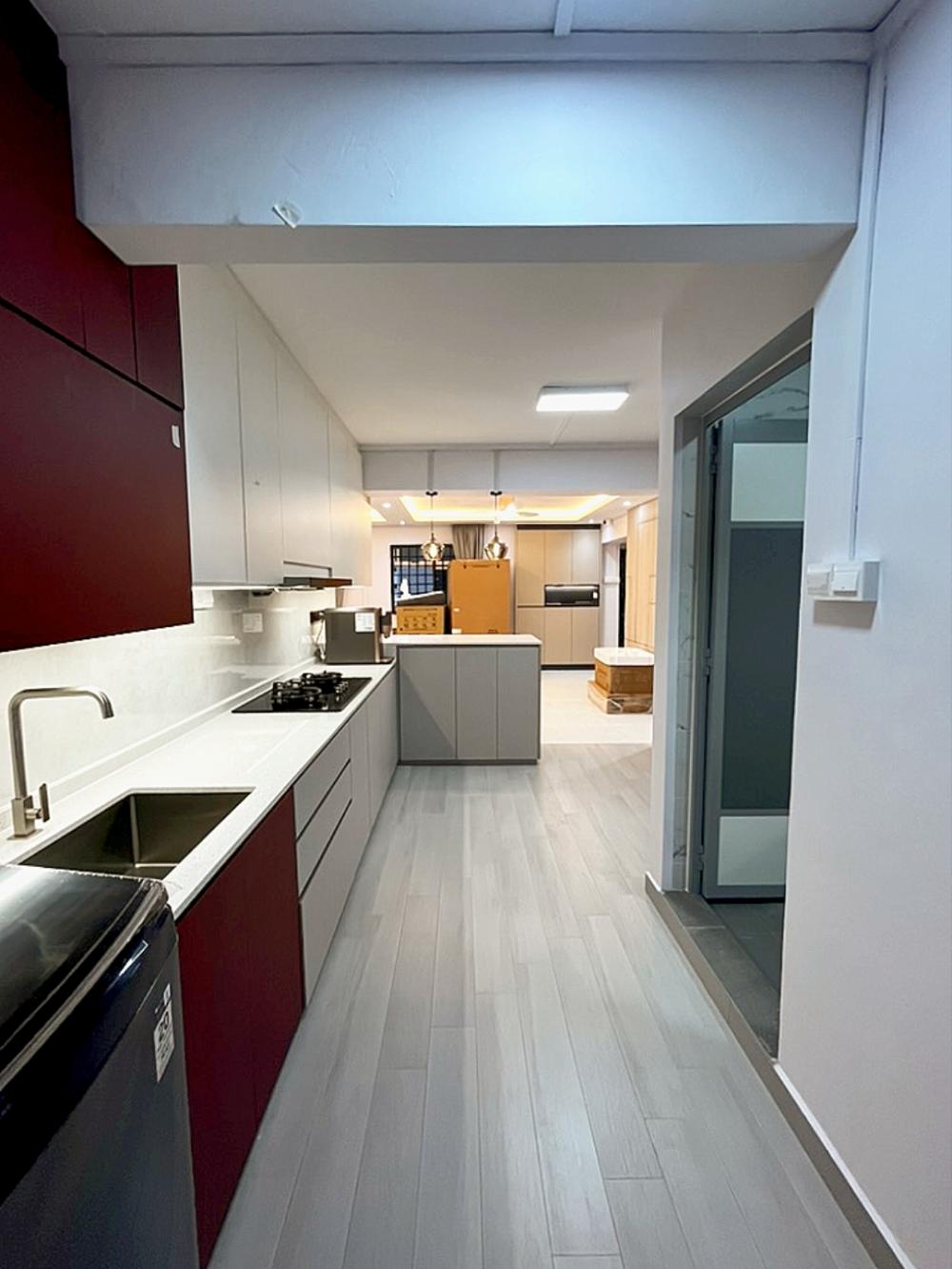 Modern Kitchen with Countertop and Homogeneous Tiles