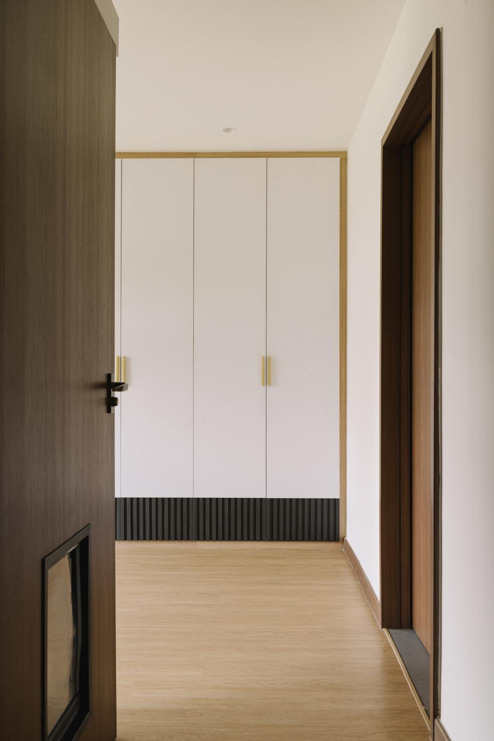 Contemporary Walk-in Wardrobe with Vinyl Flooring and Wood Flooring