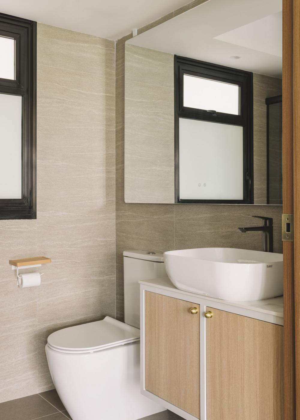 Contemporary Bathroom with Mirror and Bathroom Storage