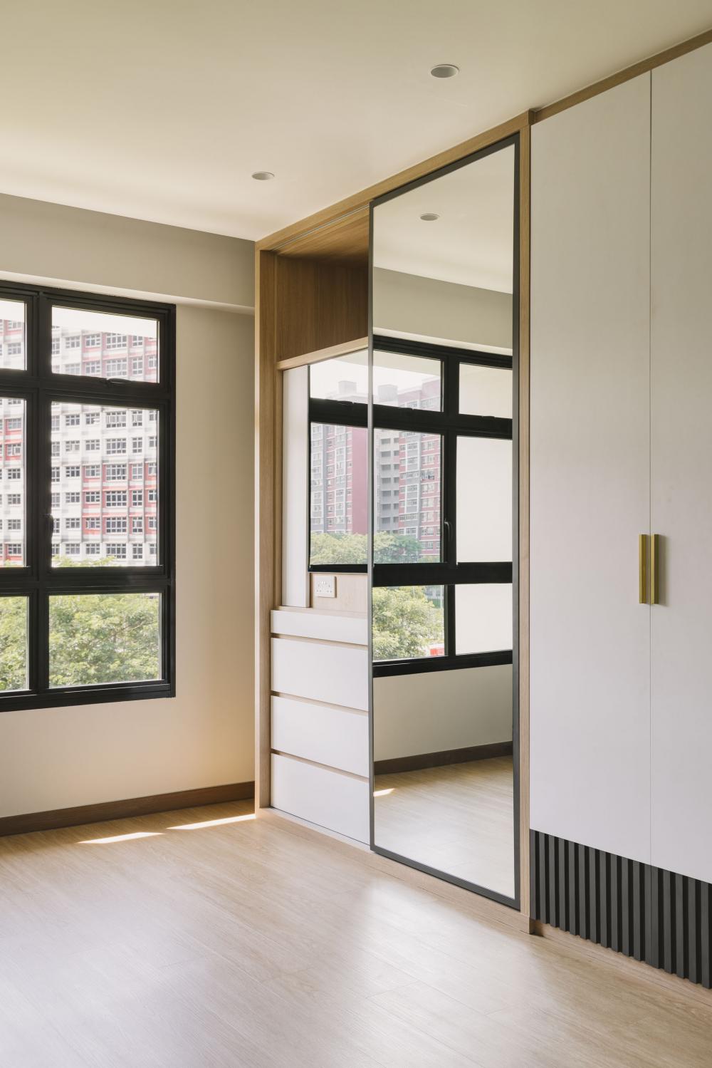 Contemporary Walk-in Wardrobe with Mirror and Wardrobe
