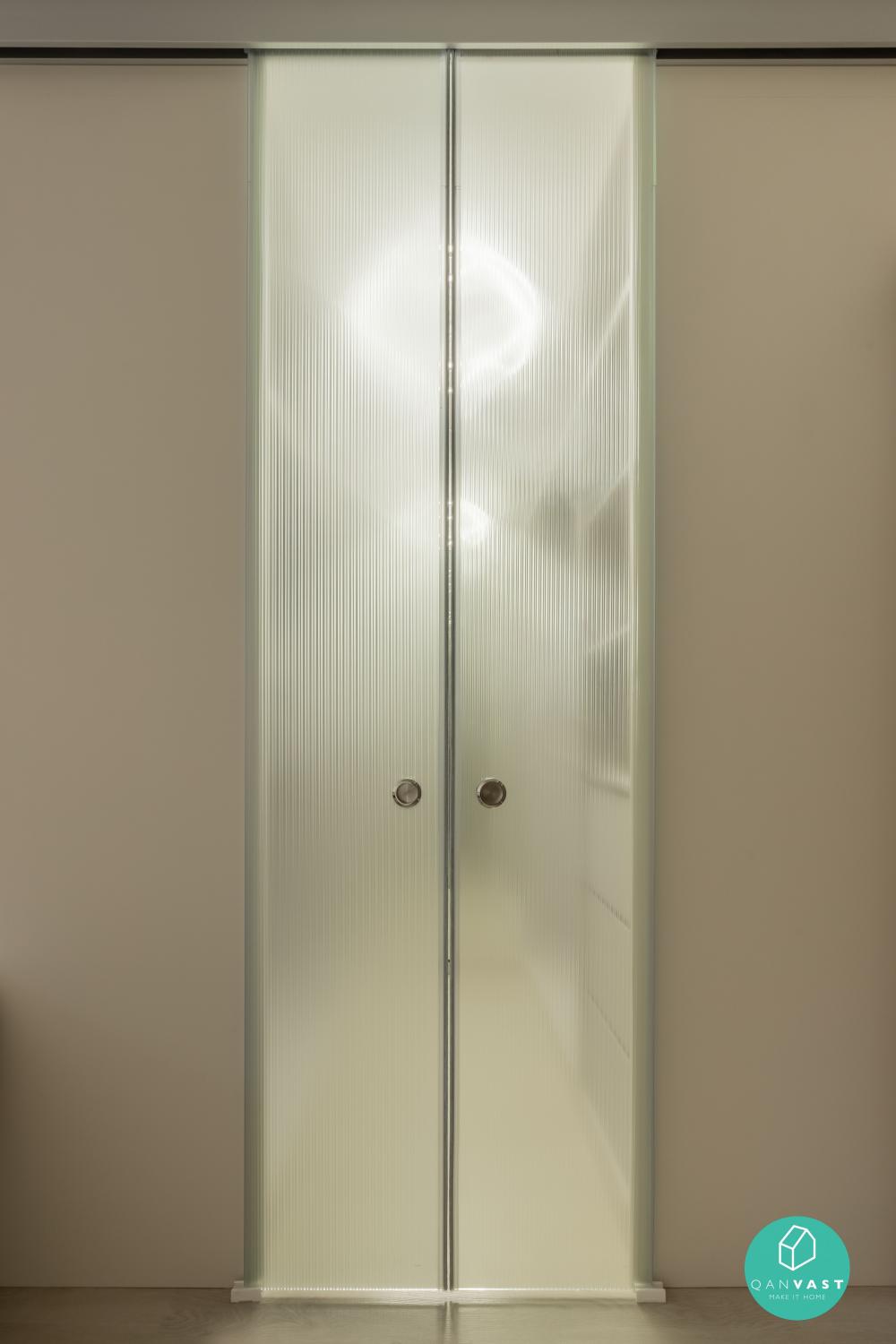 Minimalist Walk-in Wardrobe with Glass Door and Small Storage