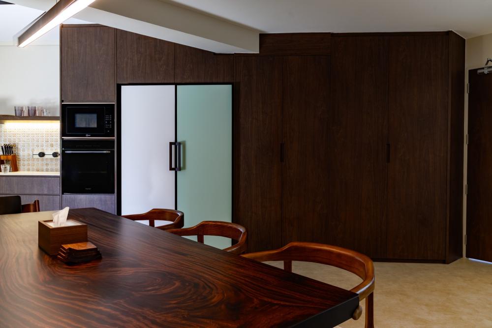 Contemporary Dining Room with Dining Table and Dining Chairs