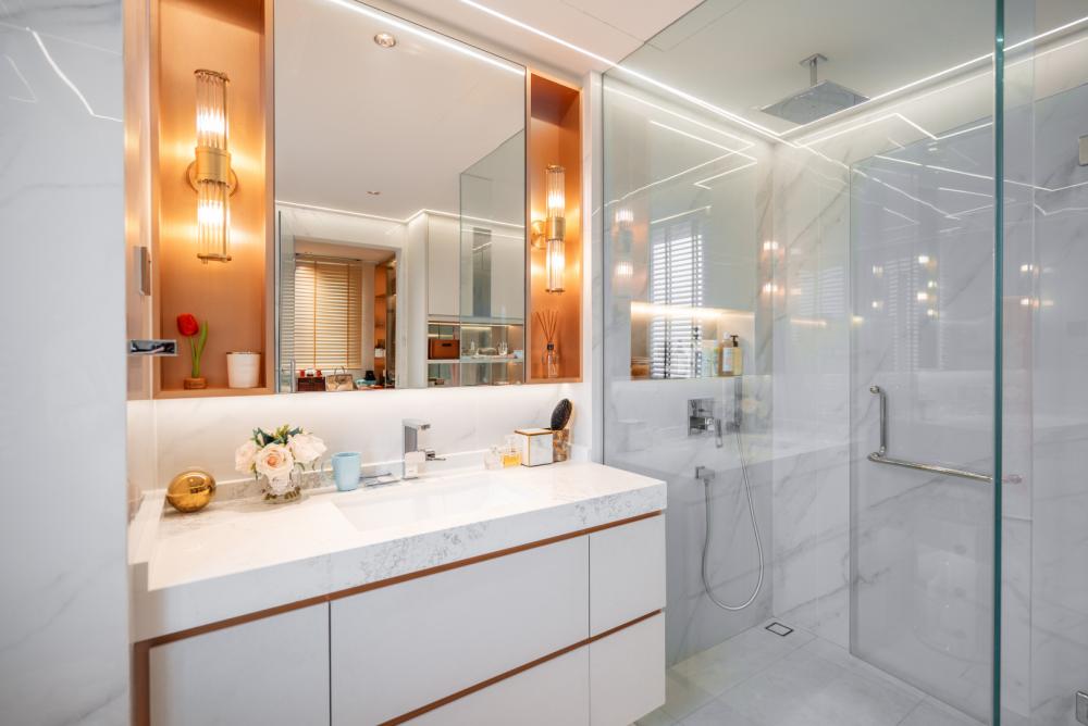 Modern Bathroom with Countertop and Mirror