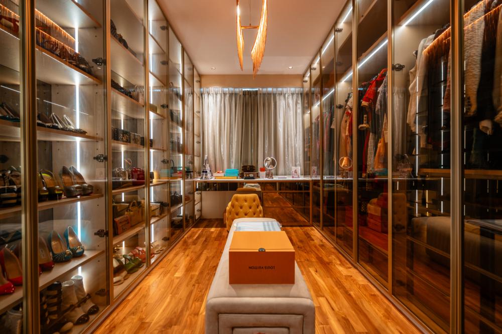 Modern Walk-in Wardrobe with Mirror and Wardrobe