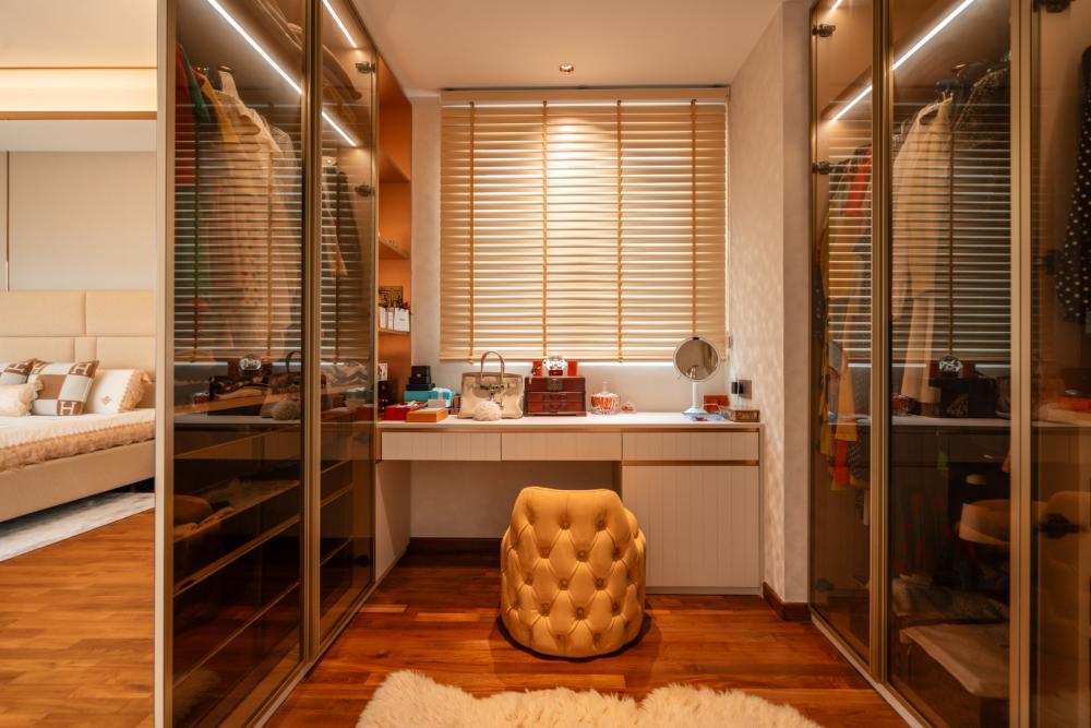 Modern Walk-in Wardrobe with Mirror and Wardrobe