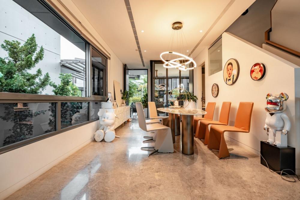 Modern Dining Room with Chandelier and Dining Table