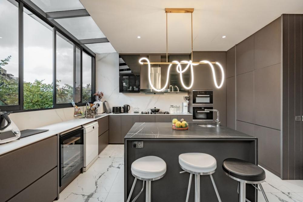 Modern Kitchen with Countertop and Kitchen Island