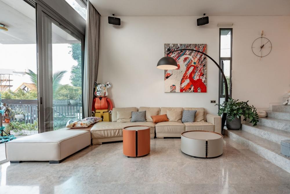 Modern Living Room with Paintings and Lamps
