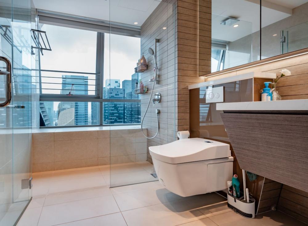 Modern Bathroom with Bathroom Lighting and Toilet Bowl