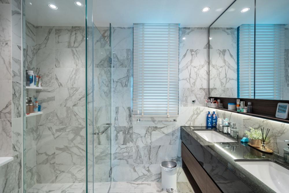 Contemporary Bathroom with Mirror and Bathroom Storage