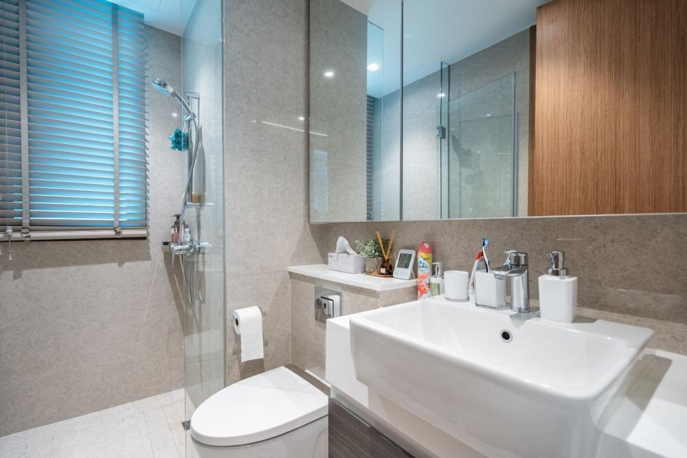 Contemporary Bathroom with Mirror and Bathroom Storage