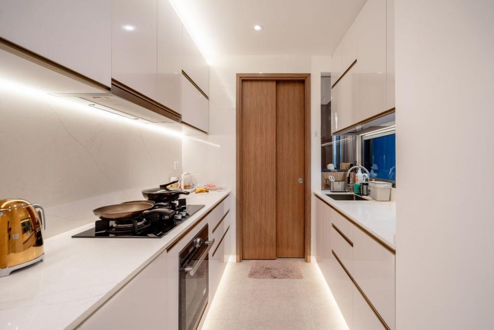Contemporary Kitchen with Countertop and Kitchen Cabinets