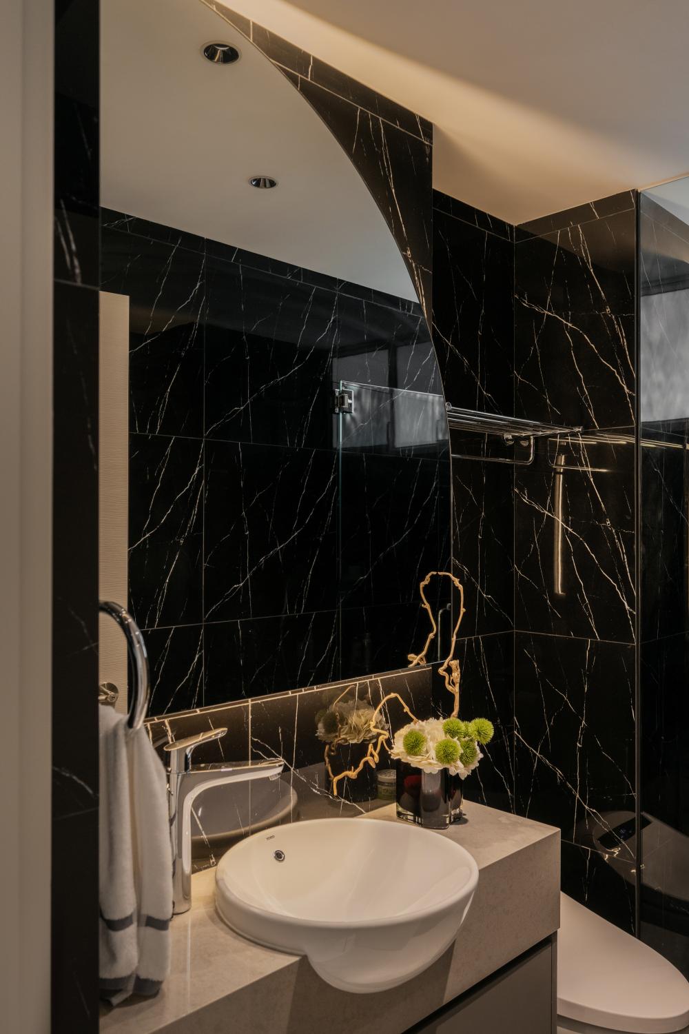 Modern Bathroom with Countertop and Mirror