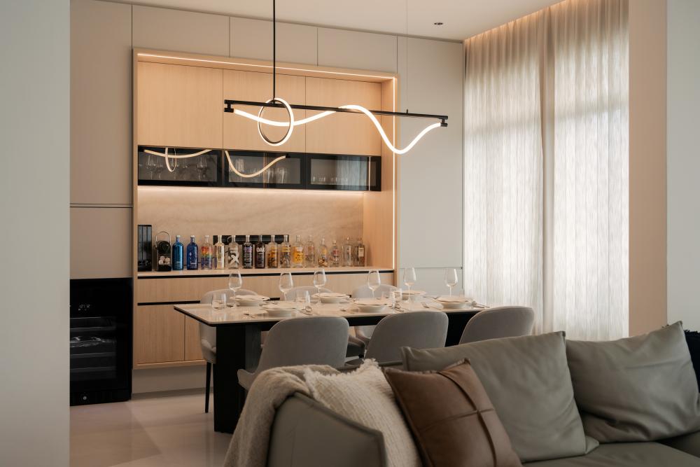 Modern Dining Room with Dining Table and Dining Chairs
