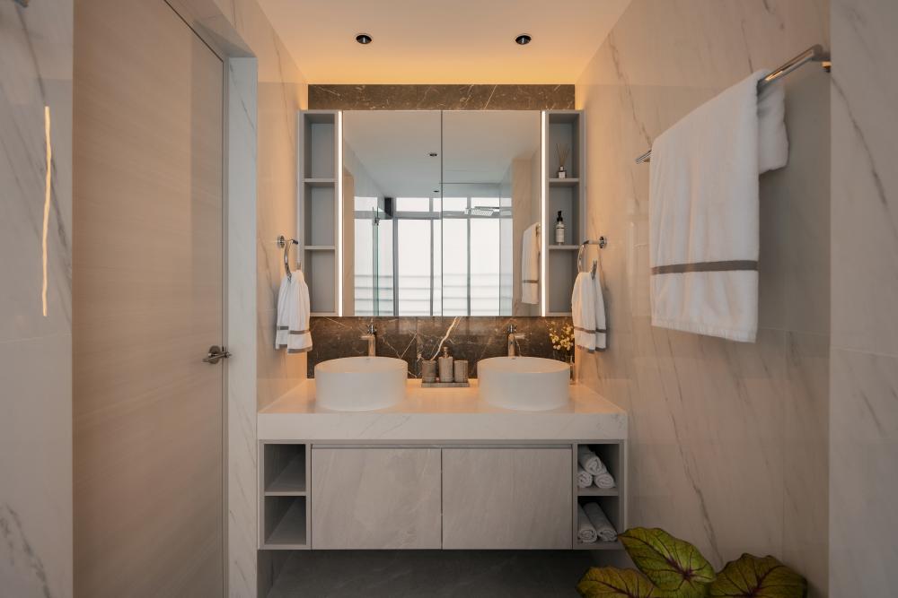Modern Bathroom with Countertop and Mirror
