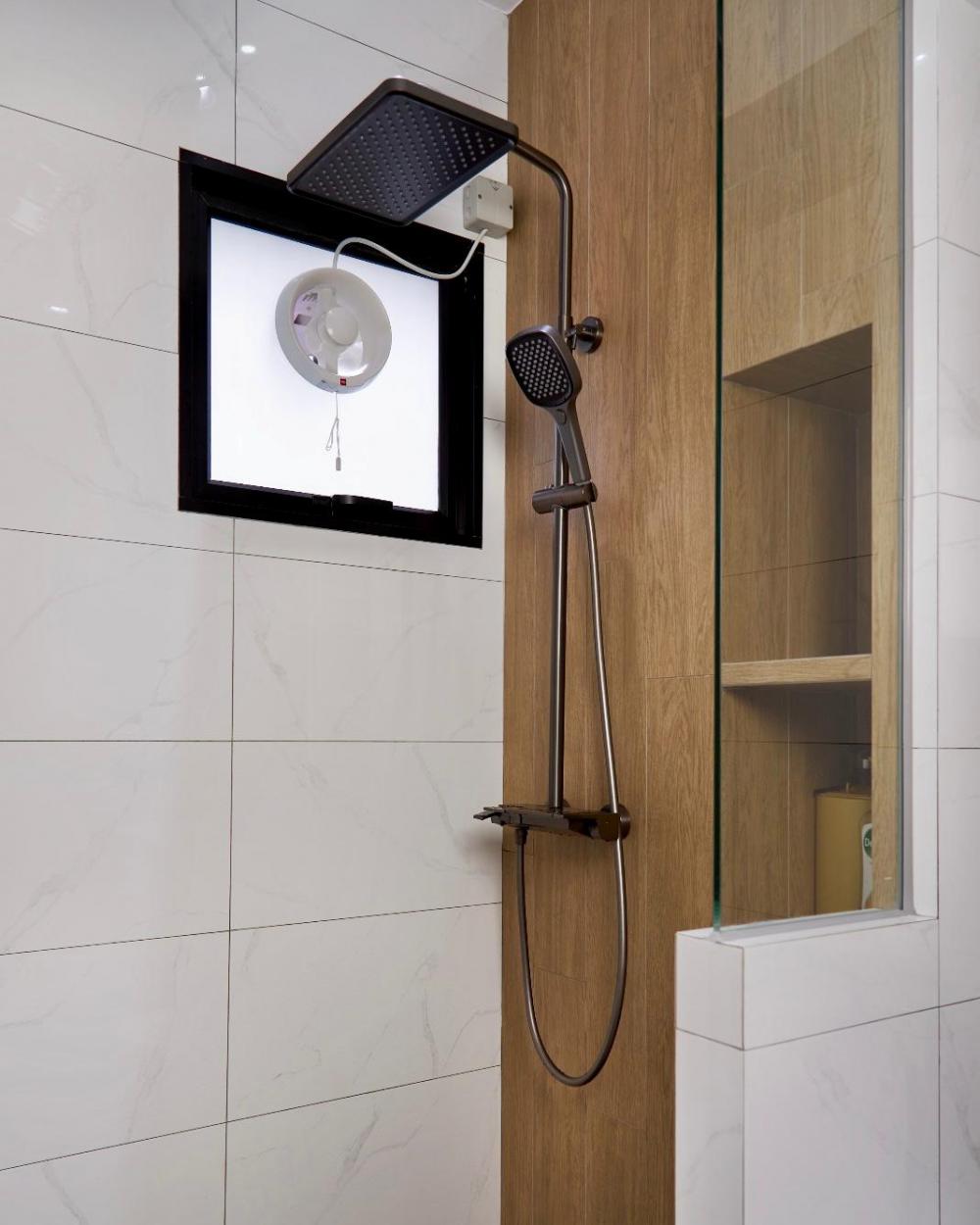 Scandinavian Bathroom with Homogeneous Tiles and Shower Screen