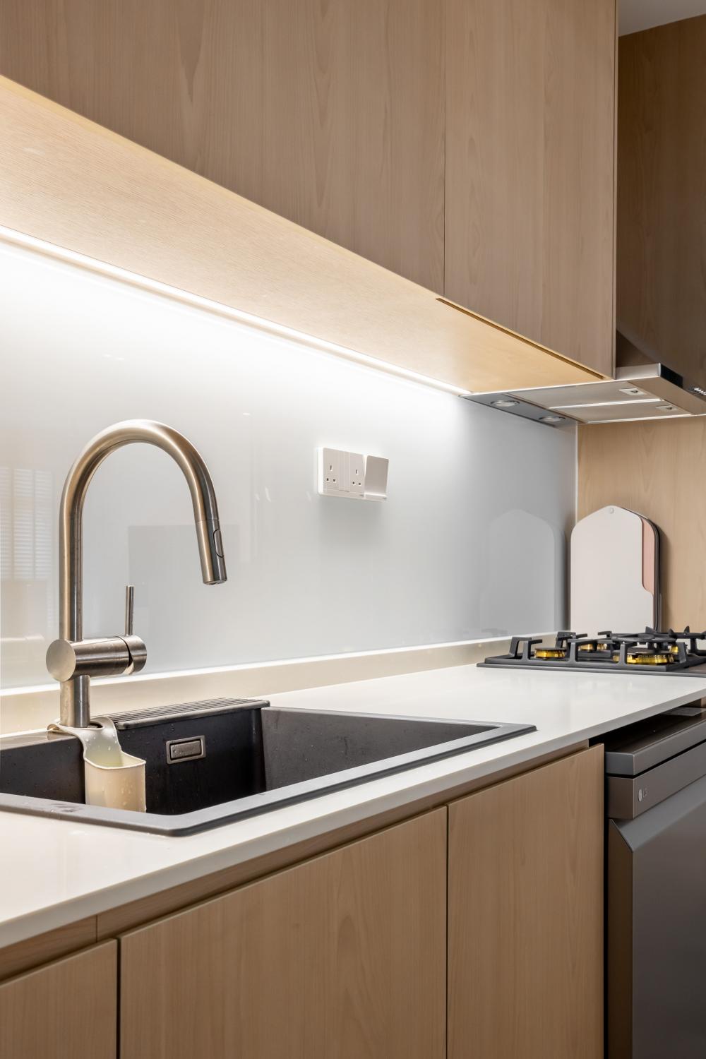 Scandinavian Kitchen with Homogeneous Tiles and Kitchen Backsplash