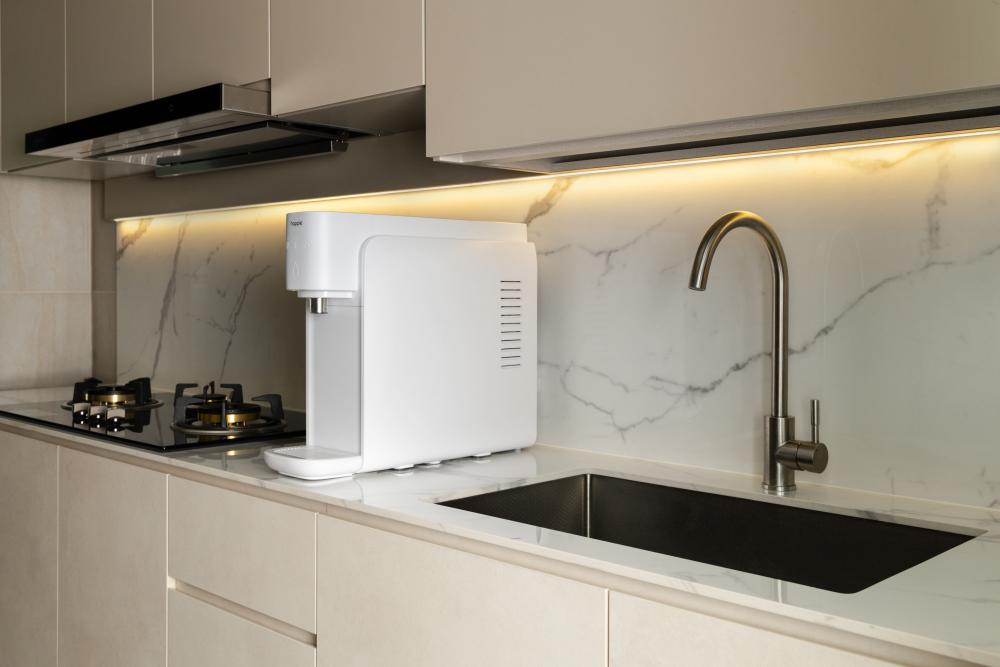 Contemporary Kitchen with Countertop and Kitchen Backsplash