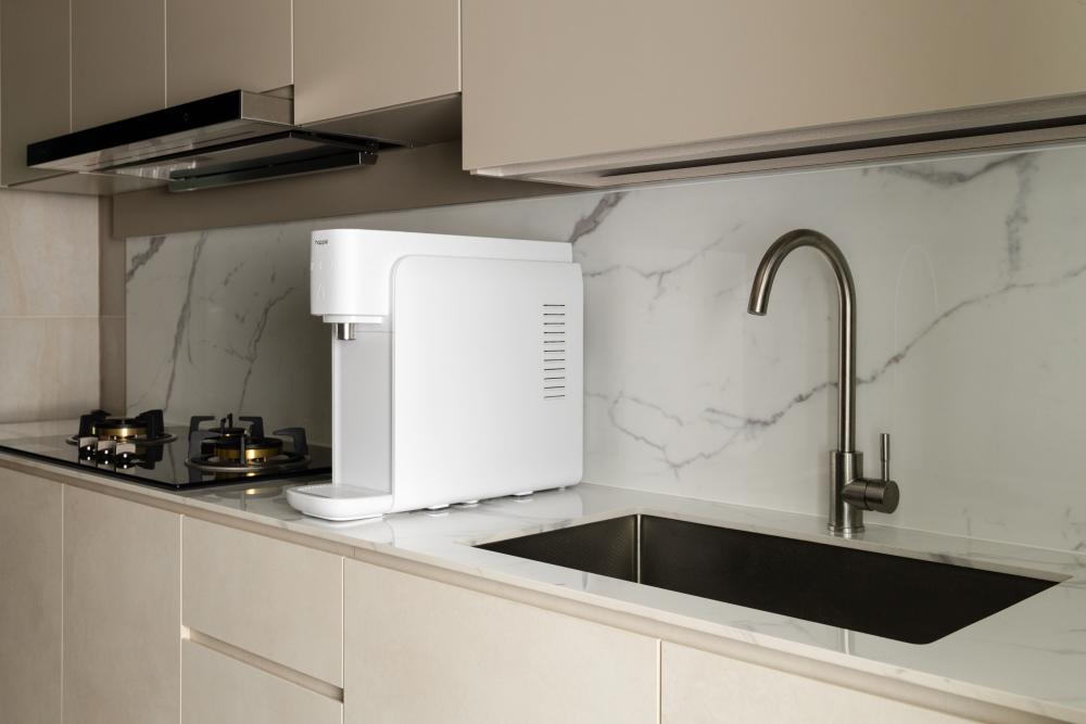 Contemporary Kitchen with Countertop and Kitchen Backsplash