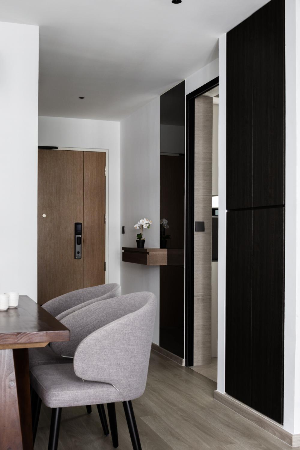 Minimalist Dining Room with Dining Table and Dining Chairs