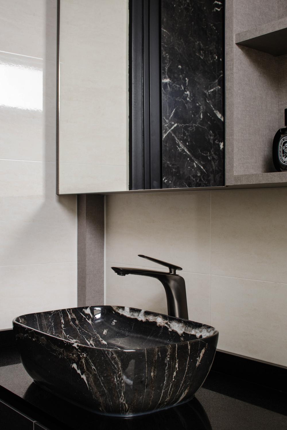 Modern Bathroom with Countertop and Homogeneous Tiles
