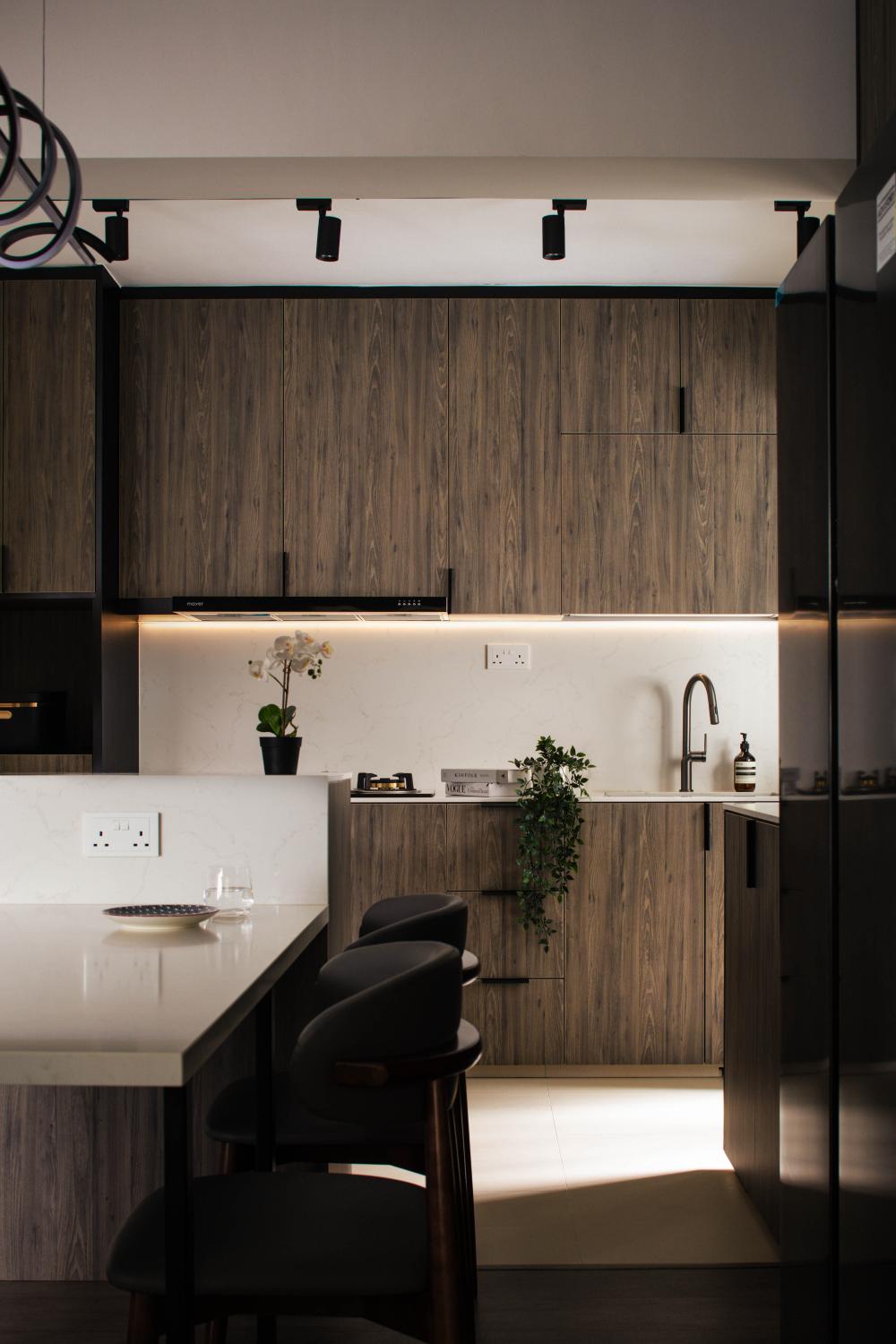 Modern Dining Room with Drop Light and Kitchen Island