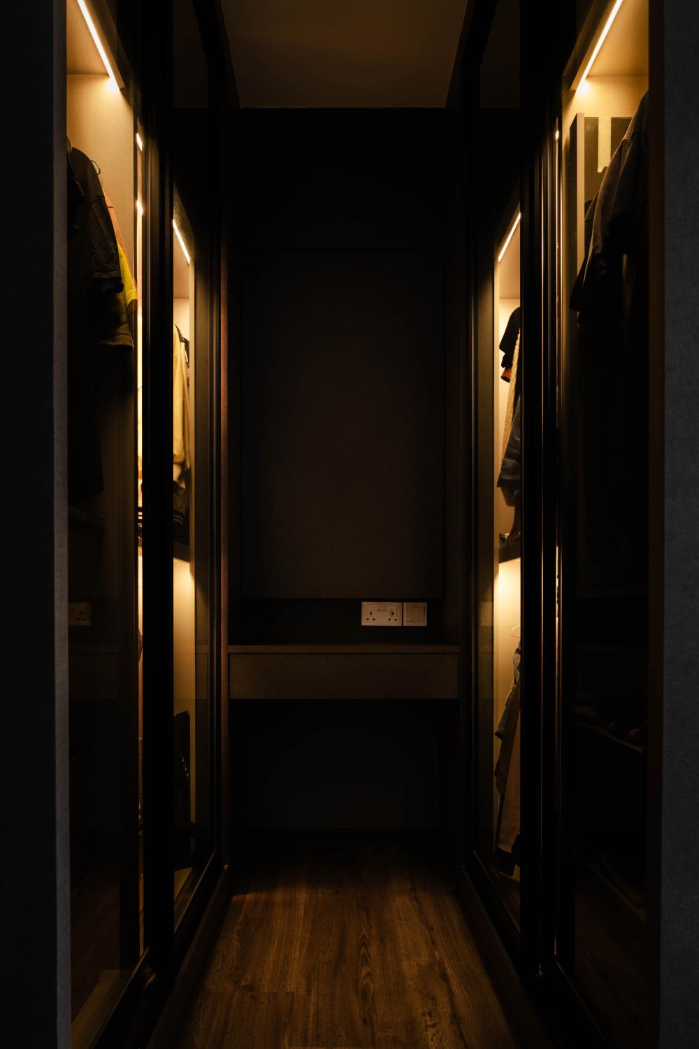 Modern Walk-in Wardrobe with Wardrobe and Vanity Counter