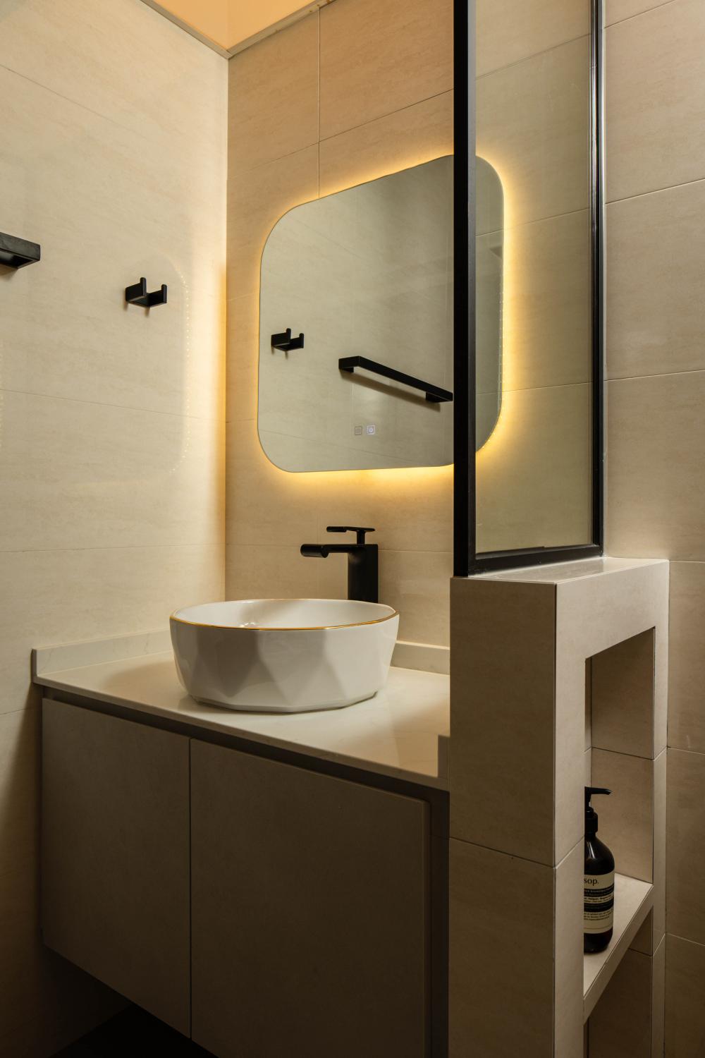 Modern Bathroom with Countertop and Mirror