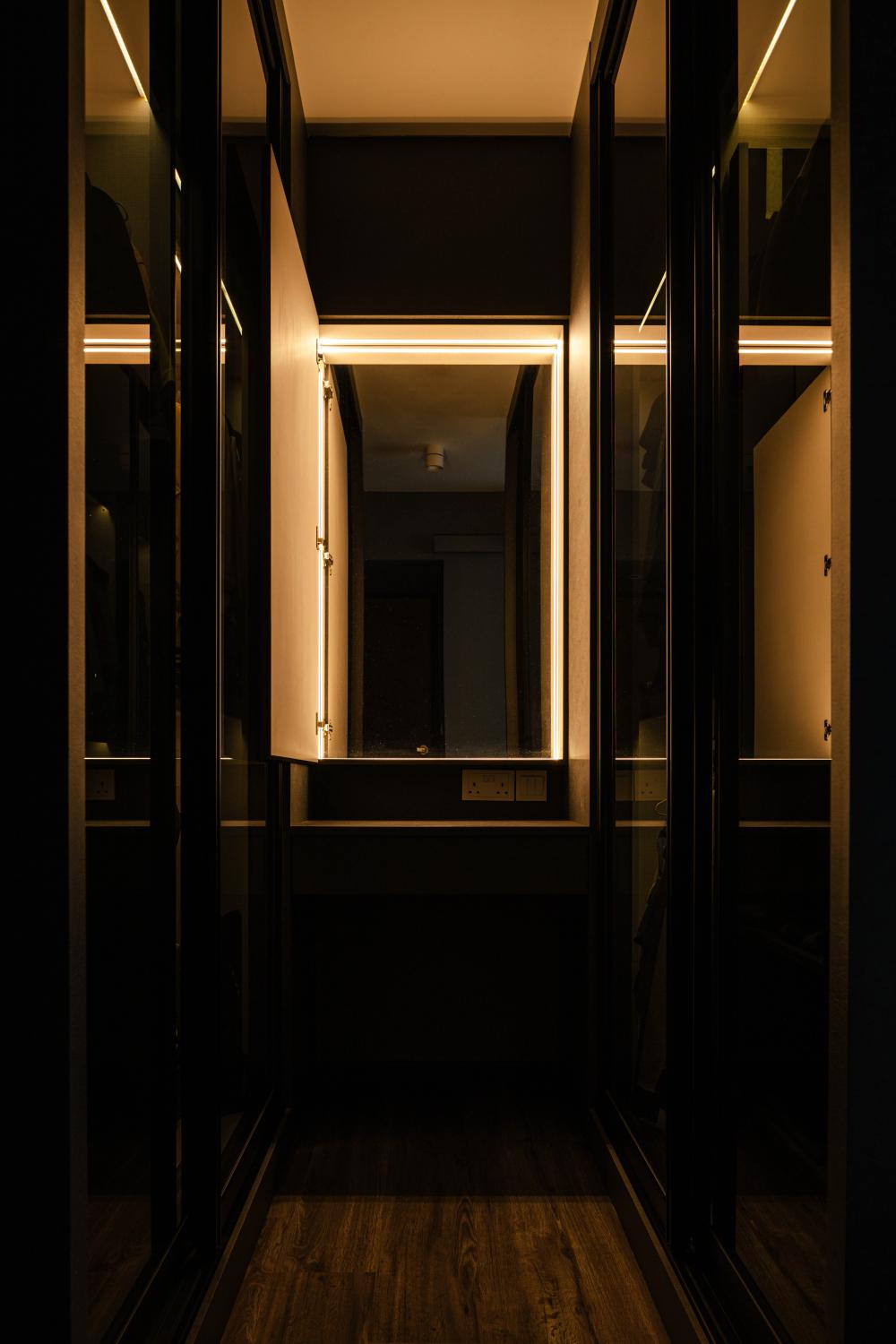Modern Walk-in Wardrobe with Mirror and Wardrobe