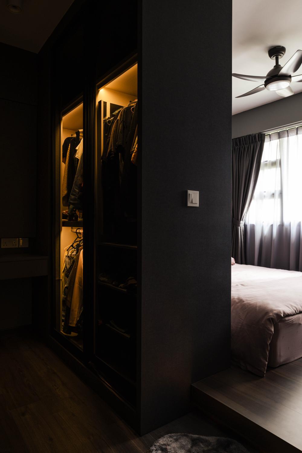 Modern Walk-in Wardrobe with Wardrobe and Clothes Storage