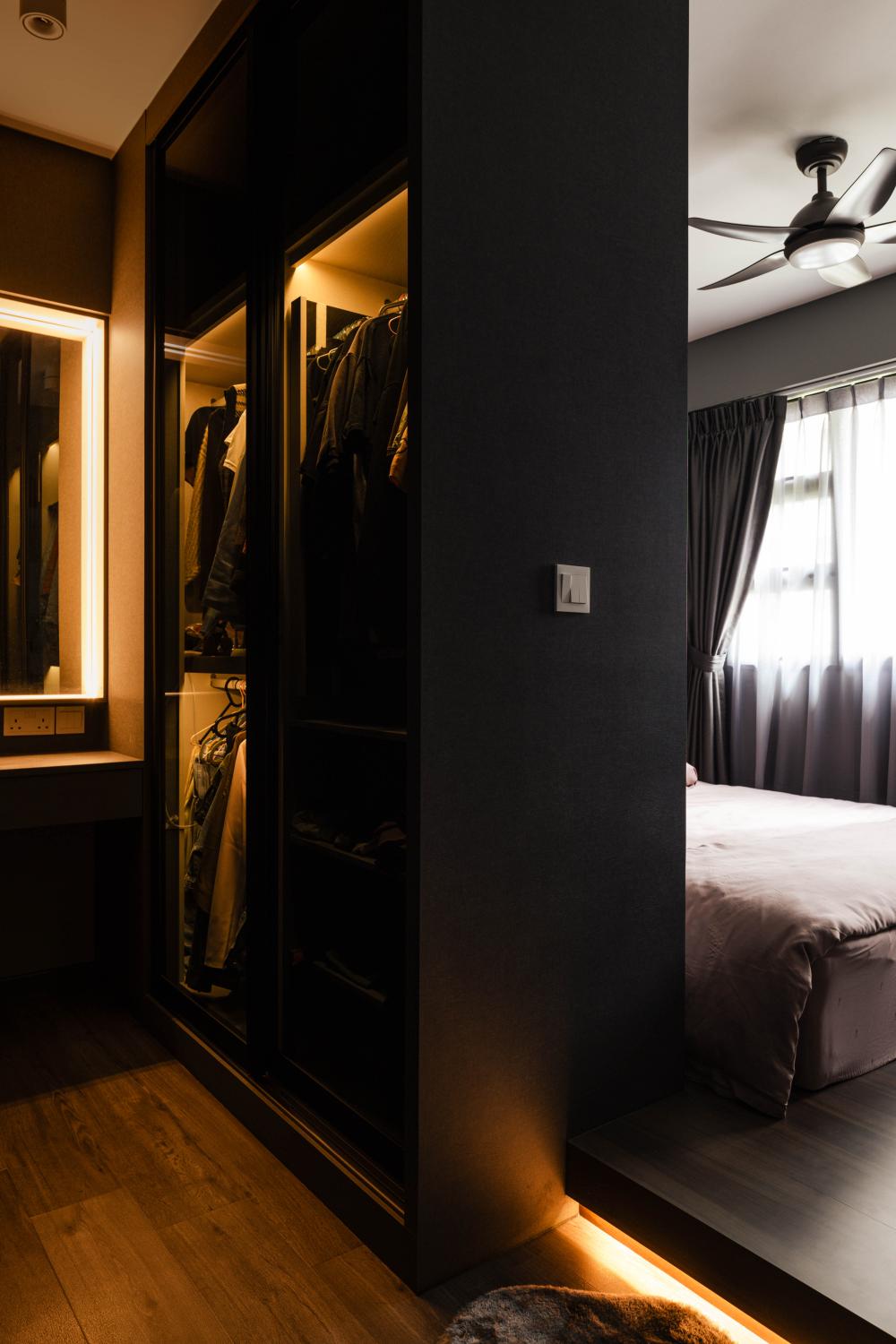 Modern Walk-in Wardrobe with Mirror and Wardrobe