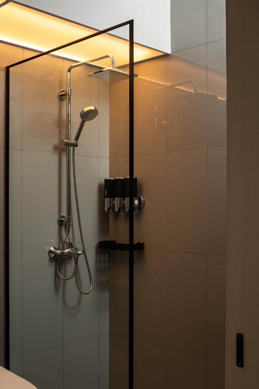 Scandinavian Bathroom with Homogeneous Tiles and Shower Screen