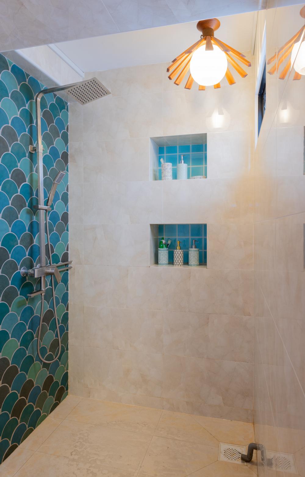 Contemporary Bathroom with Homogeneous Tiles and Shower Screen