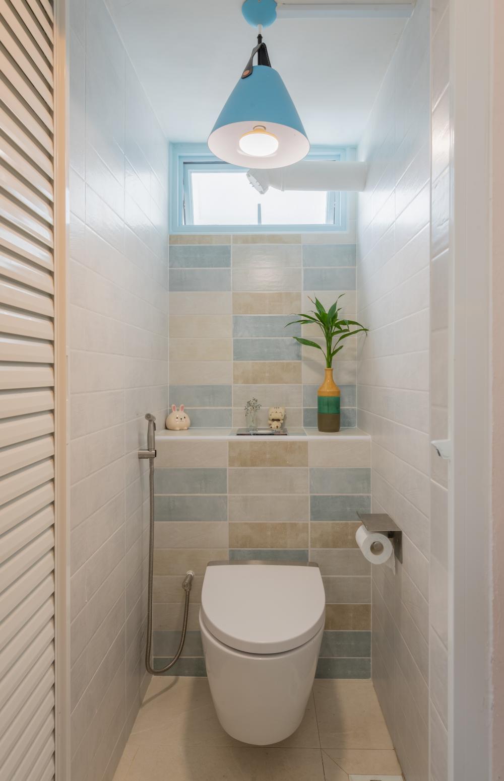 Contemporary Bathroom with Homogeneous Tiles and Bathroom Accessories