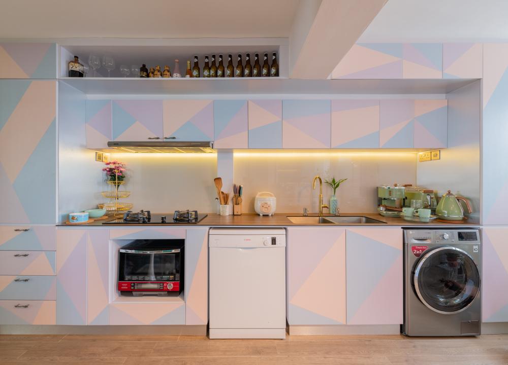 Contemporary Kitchen with Countertop and Vinyl Flooring