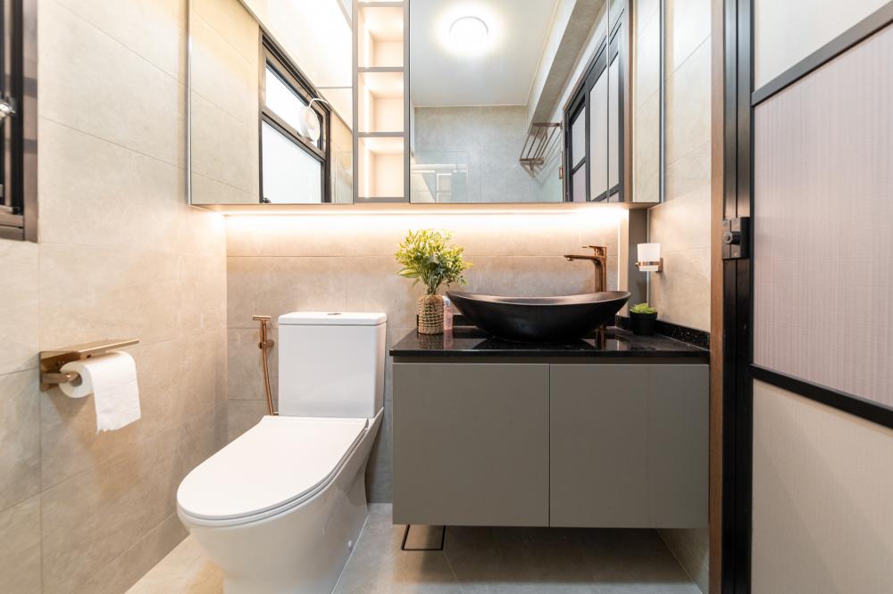 Modern Bathroom with Countertop and Mirror