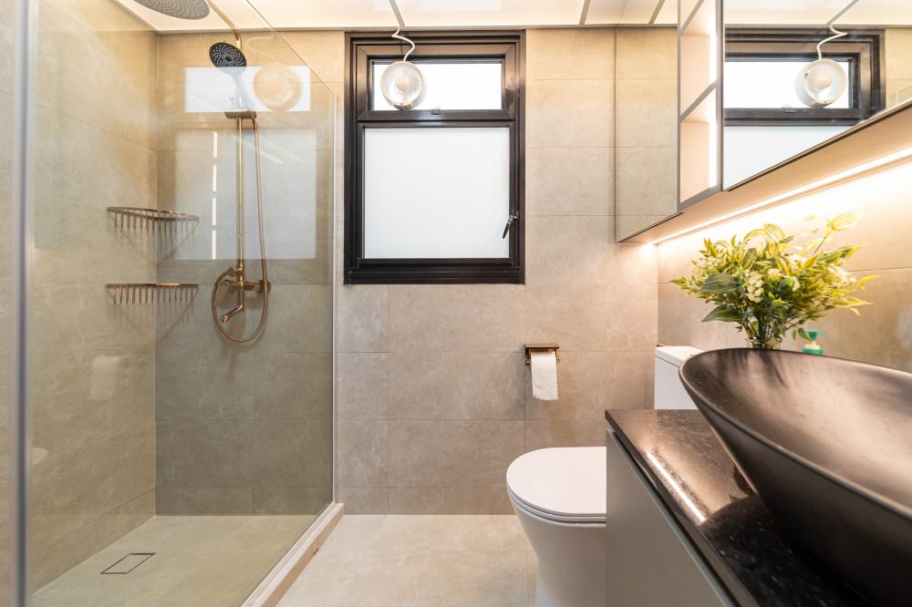 Modern Bathroom with Countertop and Mirror
